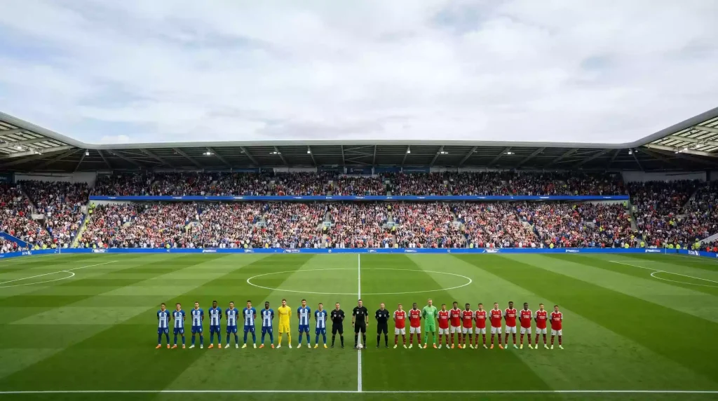 Campo de fútbol inglés con césped impecable visto desde la grada principal