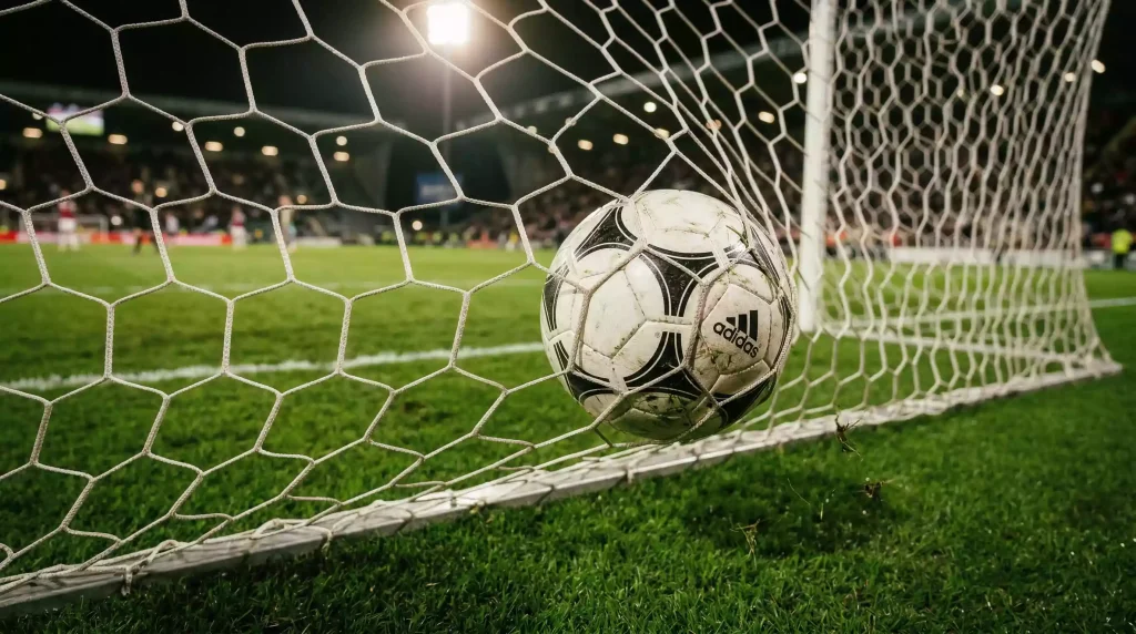 Goleadores históricos de la Premier League: balón de fútbol dentro de la red de la portería tras un gol