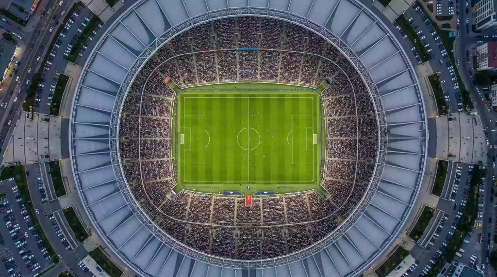 Ingresos de la Premier League: vista aérea de un estadio de fútbol inglés lleno de espectadores