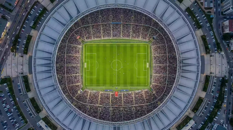 Ingresos de la Premier League: vista aérea de un estadio de fútbol inglés lleno de espectadores